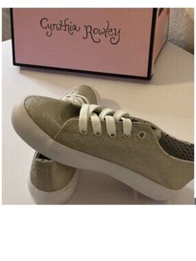 Cynthia Rowley Gold Glitter Sneakers – Little Girl Size 1